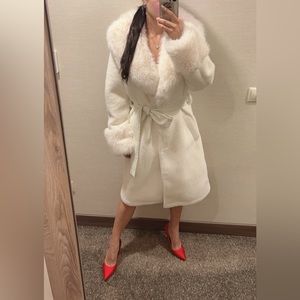 High quality faux fur female coat. Looks gorgeous, good fit, warm